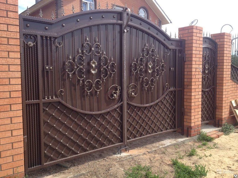 Купить ворота омске. Кованые ворота v-108 (1 кв.м.). Кованые ворота с калиткой. Красивые металлические ворота. Красивые ворота с калиткой.